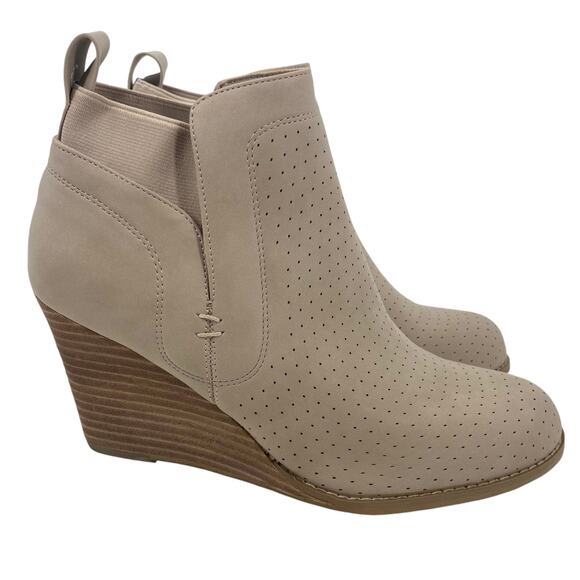 DOLCE VITA Gerdy Ankle Wedge Bootie Heel in Beige Size 8.5 Pull On Perforated - Picture 1 of 6